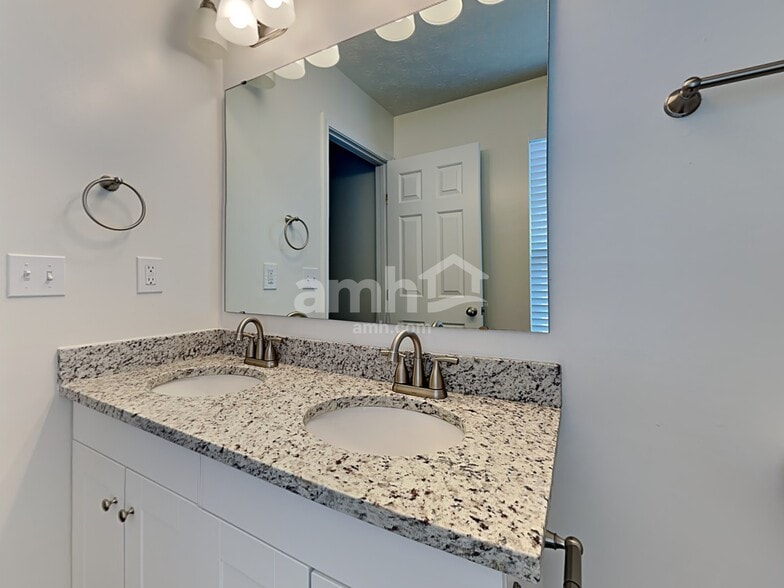 Building Photo - 2159 Glenview Dr