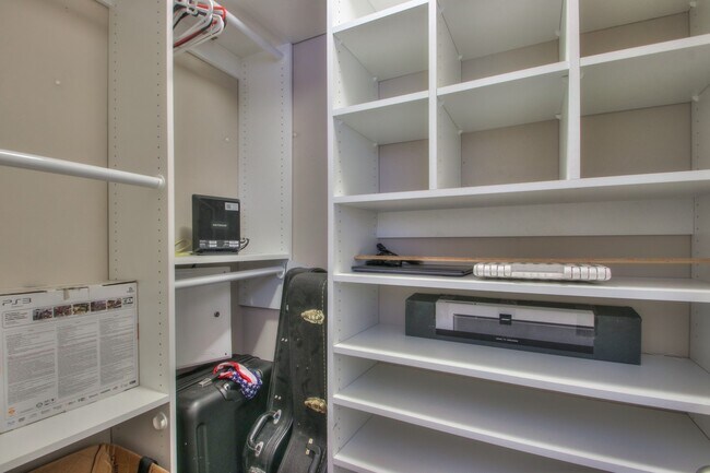 Building Photo - 1215 Riverbrook Dr