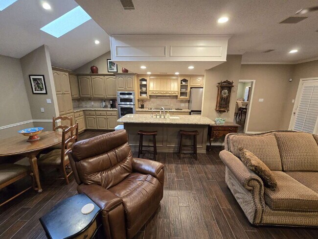 Building Photo - "Discover Spacious Comfort: 3-Bed, 2-Bath Gem on 77th Street (furnished)| Kingsgate