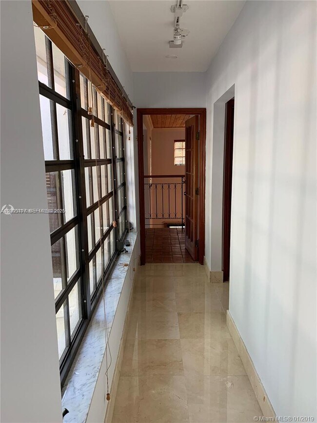 Building Photo - 901 Majorca Ave