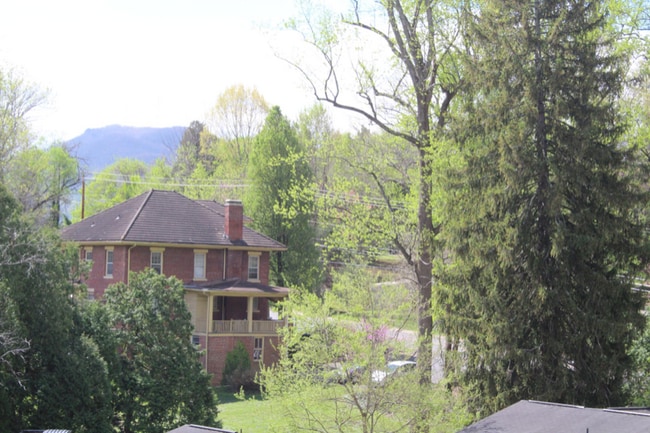 Building Photo - 1401 S Roan St