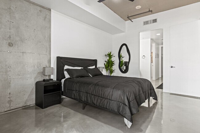 Building Photo - Furnished Juhl Condo w/ Balcony & City Views