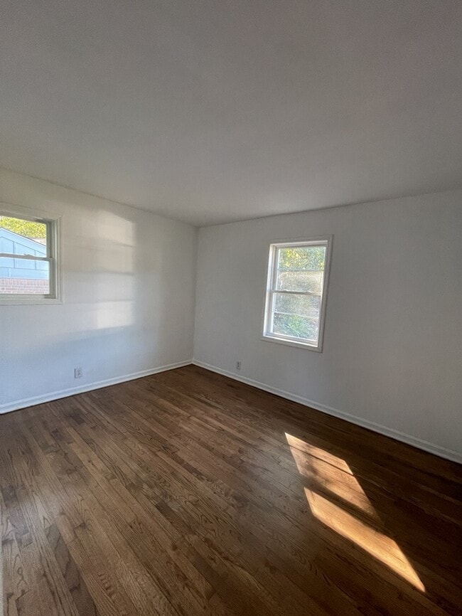 Building Photo - 3 Bedroom 1 Bathroom