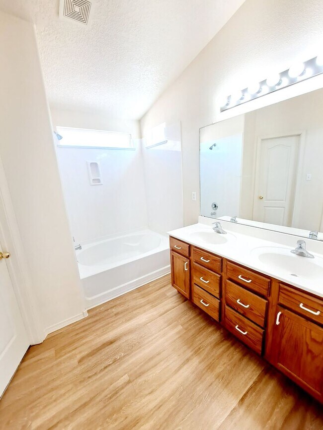 Building Photo - Gorgeous 4-bedroom, 2-bath home featuring two spacious living areas