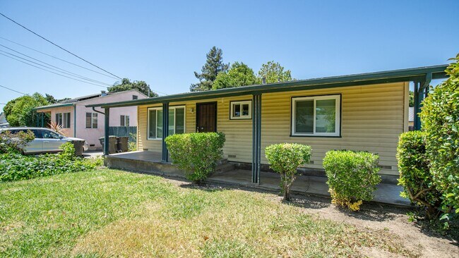 Building Photo - Charming 2 bedroom 1 bath!