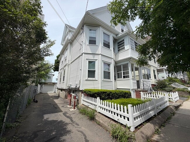 Building Photo - 58 Willow Ave