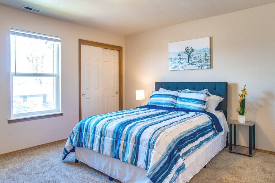 Building Photo - 23 E King St