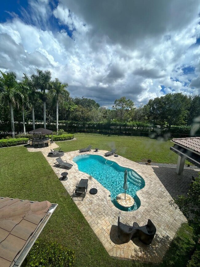 Building Photo - 2750 Jockey Cir