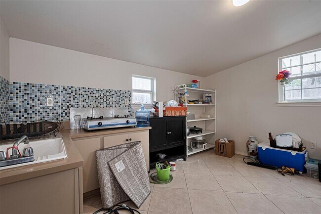Building Photo - 8435 Westknoll Ln