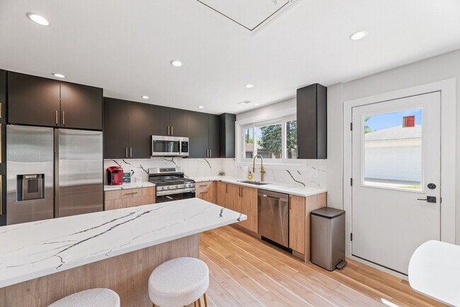 Building Photo - 1023 S Wolf Rd