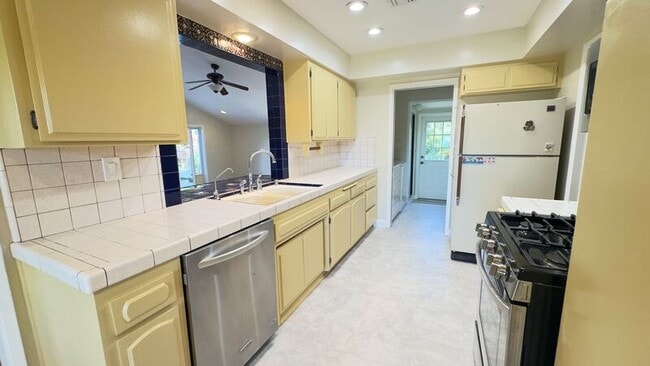 Building Photo - 403 S Lupin Ln