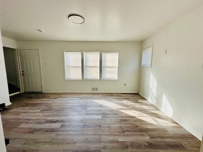 Building Photo - 3 Bedroom 1 Bath Welcome Section 8 Totally...