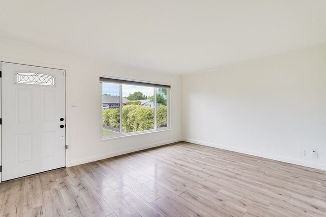 Building Photo - Rare 2 Bed 1 Bath Home with Huge Private Backyard