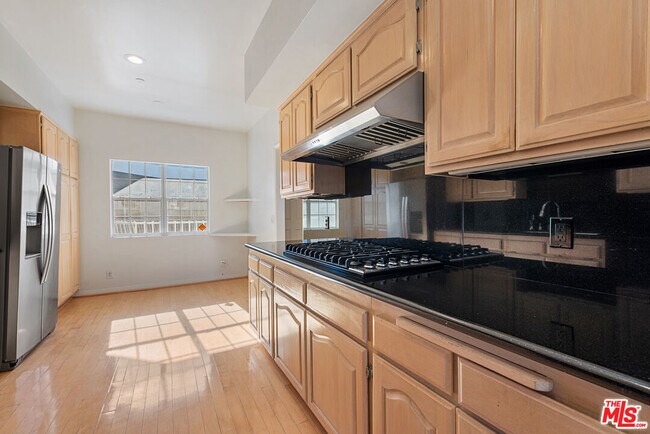 Building Photo - 2025 S Beverly Glen Blvd