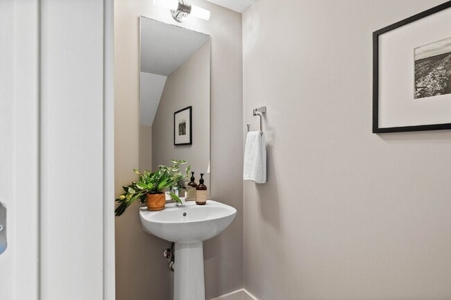 Building Photo - Spacious 4-Bed Gem in Nashville: 2360 sq f...