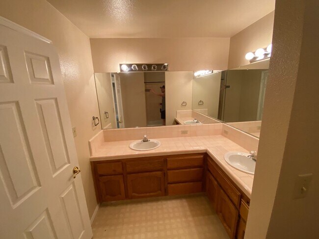 Building Photo - North West Fresno Home, 3BR/2BA, 1878sf, B...