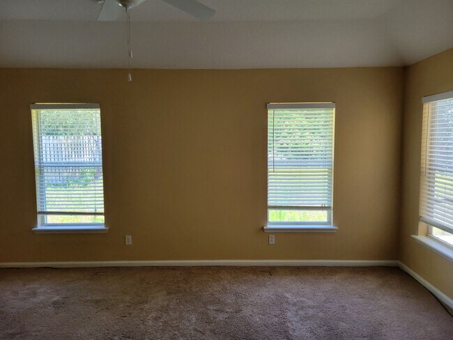 Building Photo - ***TWO WEEKS FREE*** Spacious 3 bed 2 bath Home for rent!