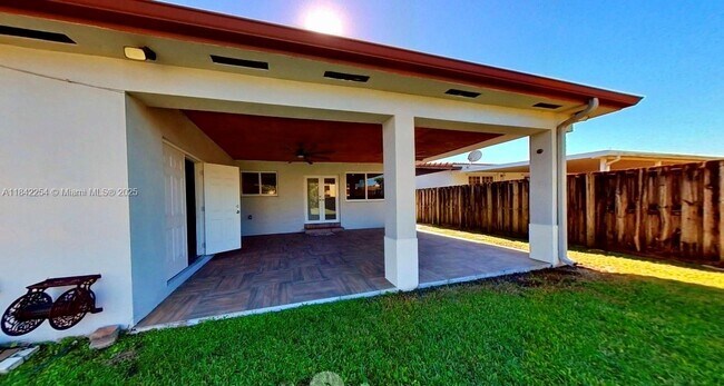 Building Photo - 8943 SW 25th St