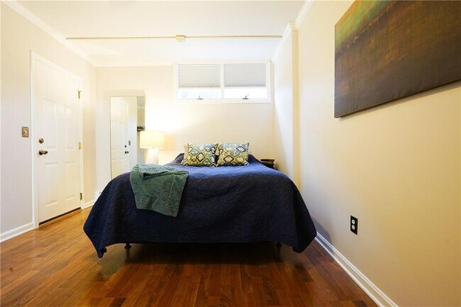 Building Photo - 603 Thames St