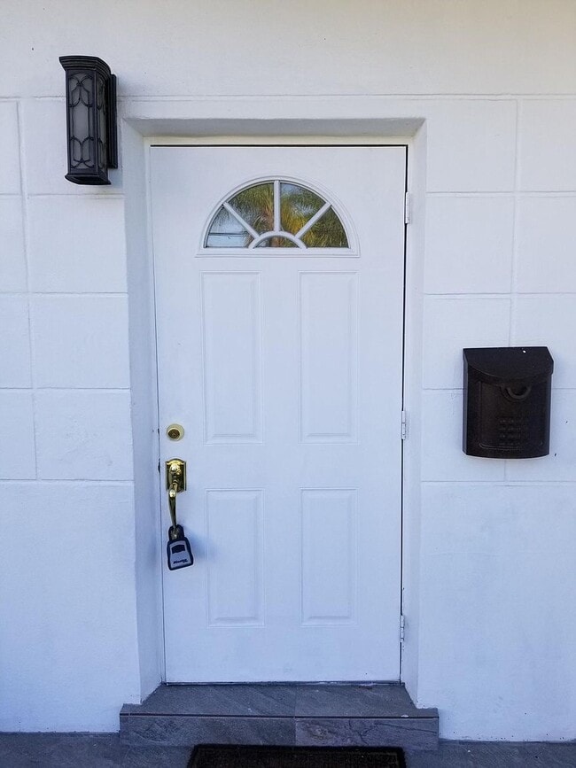 Building Photo - 20941 NE 25th Ct