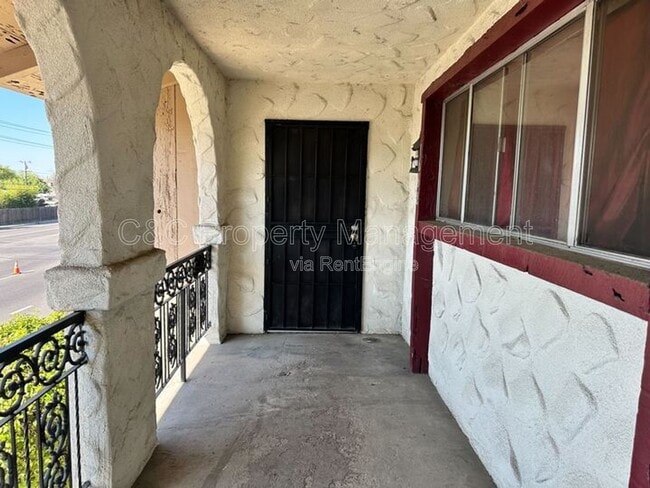 Building Photo - 1668 W Ashlan Ave