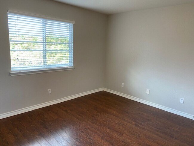 Building Photo - Rental in the Villas!