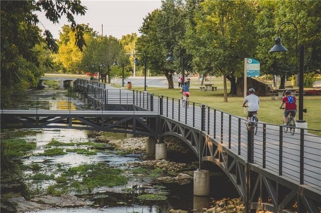 Building Photo - 628 W Price Ave