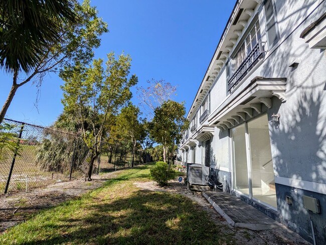 Building Photo - Gorgeous 2BR/2.5BA Townhouse in Gated Community – Lauderhill