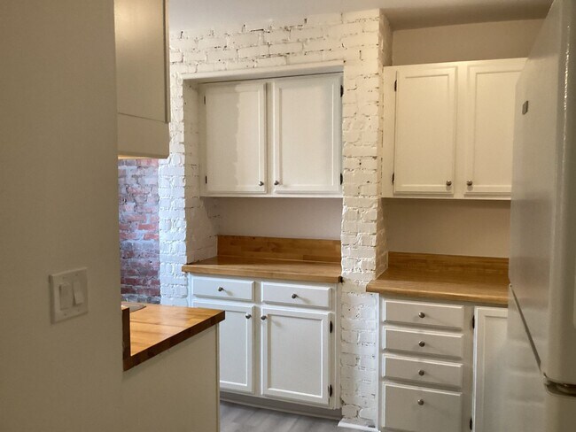 Building Photo - 114 E Jones St