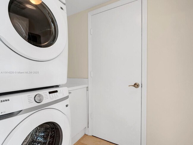 Building Photo - 15051 Royal Oaks Ln