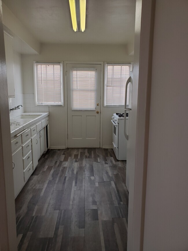 Building Photo - 558 Midvale Ave