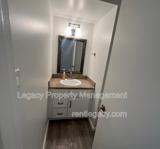 Building Photo - 2200 Laguna Cir