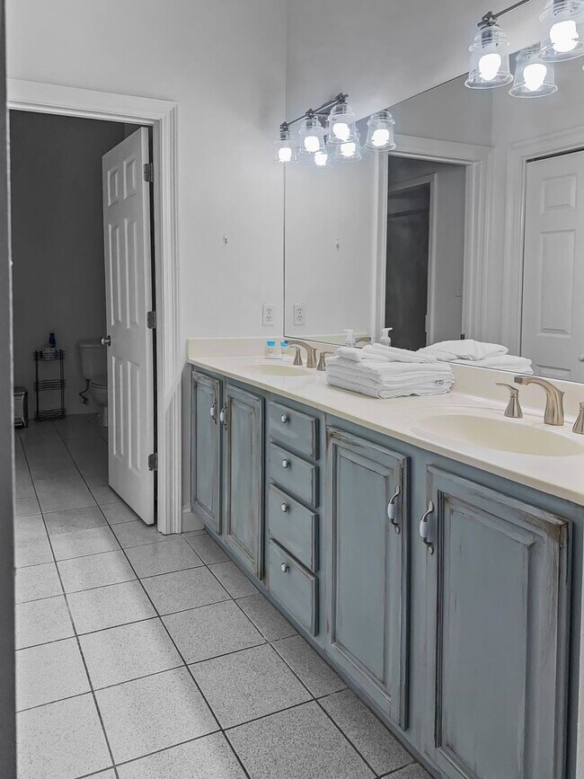Building Photo - Fully furnished 3-Bedroom in The Plaza of Destin