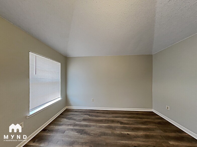 Building Photo - 724 Stuckert Dr