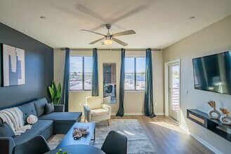 Building Photo - 777 E Stella Ln