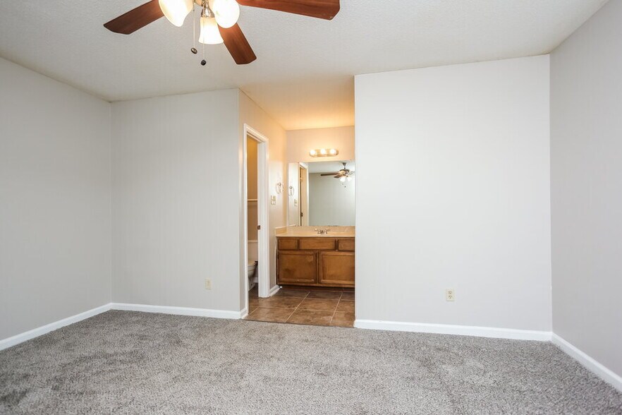 Building Photo - 4295 Rosswood Dr