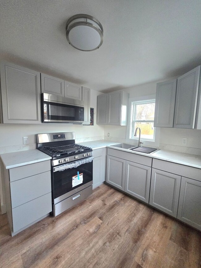 Building Photo - 9 &amp; 9 1/2 Alderson Ave