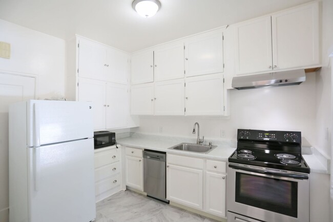 Building Photo - Attractive 1BR/1BA in Oakland's Grand Lake...