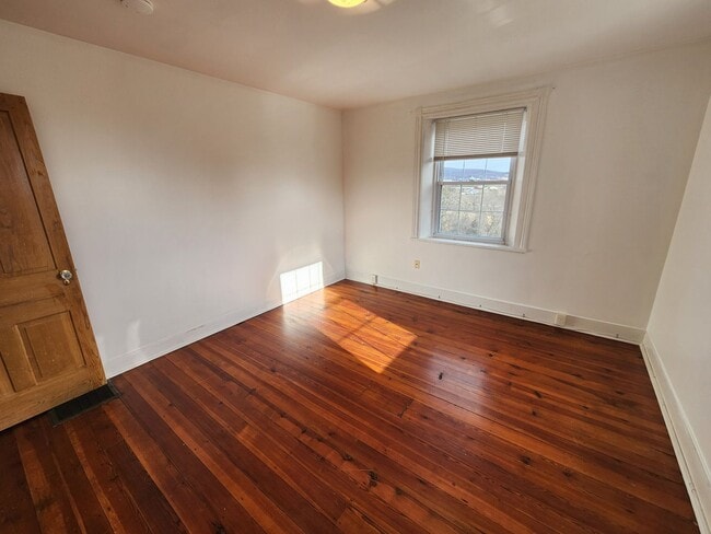 Building Photo - Large and Beautiful Farm House in Quiet Area