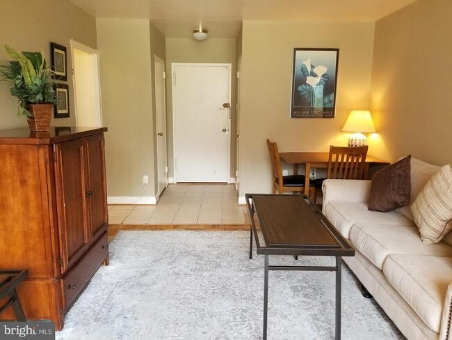 Building Photo - 1121 Arlington Blvd