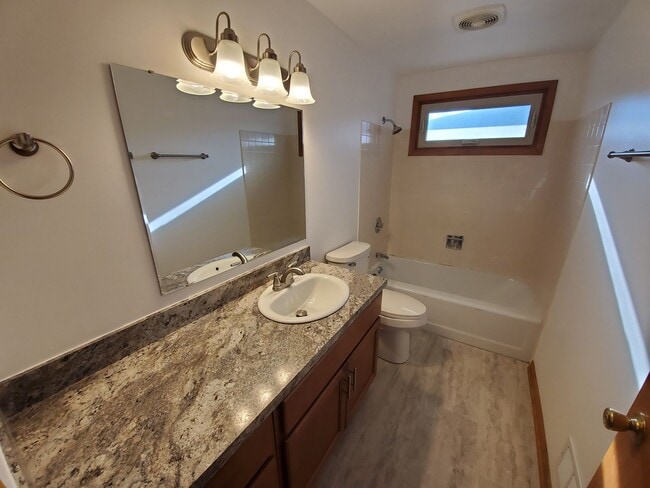Building Photo - 3 bedroom Northside ranch