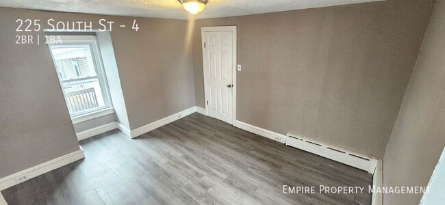 Building Photo - 3rd Floor: 2 Bedroom/ 1 Bathroom Apartment...