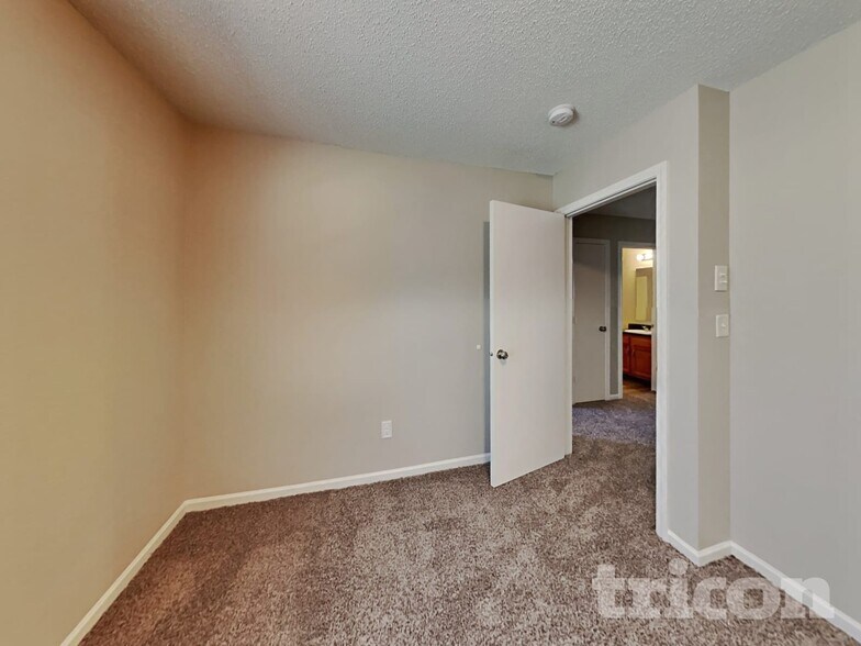 Building Photo - 2220 Lakecrest Dr