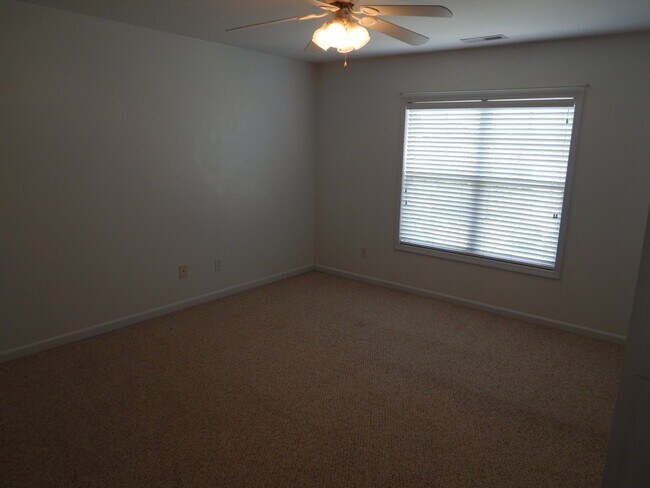 Building Photo - End Unit 3 Bedroom/3 Bath in Saylor's Watch. Trash included!