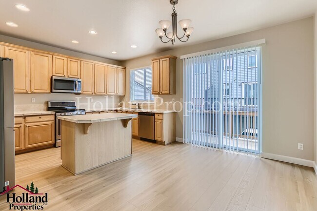Building Photo - Stunning 4-Bedroom Townhouse with Dual Master Suites and Convenient 2-Car Garage in Hillsboro!
