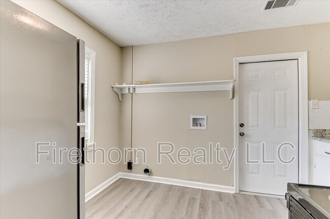 Building Photo - 924 Royalette Ave