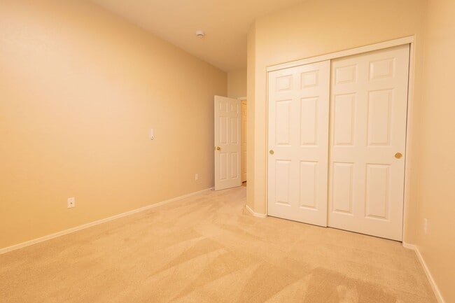 Building Photo - 3 Bedrooms 2 Bathrooms