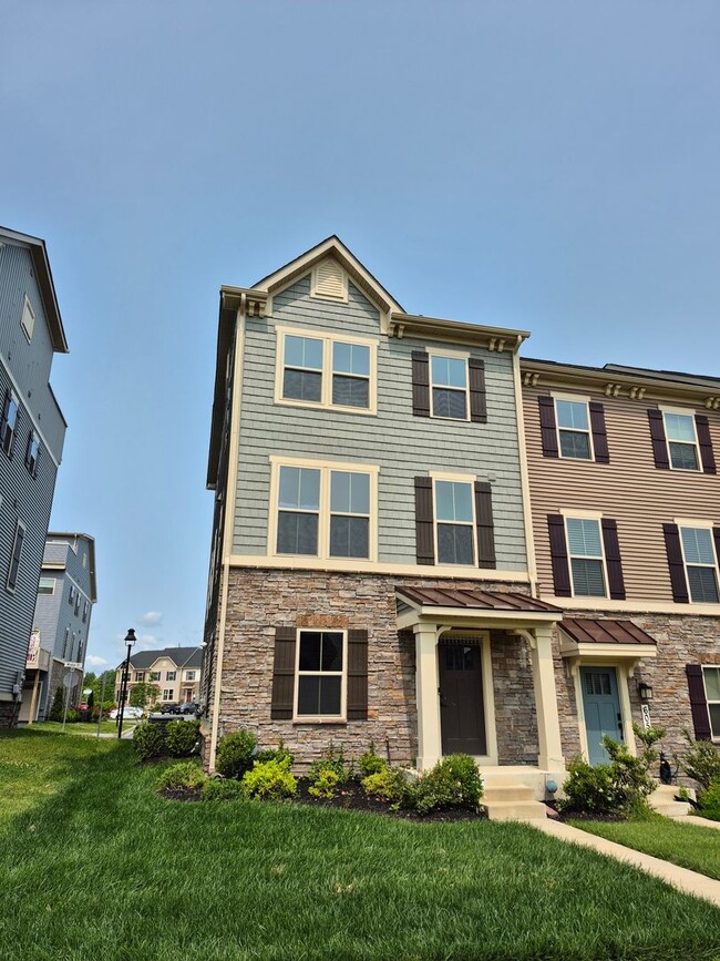Building Photo - BEAUTIFUL END UNIT TOWNHOME IN NEW MARKET