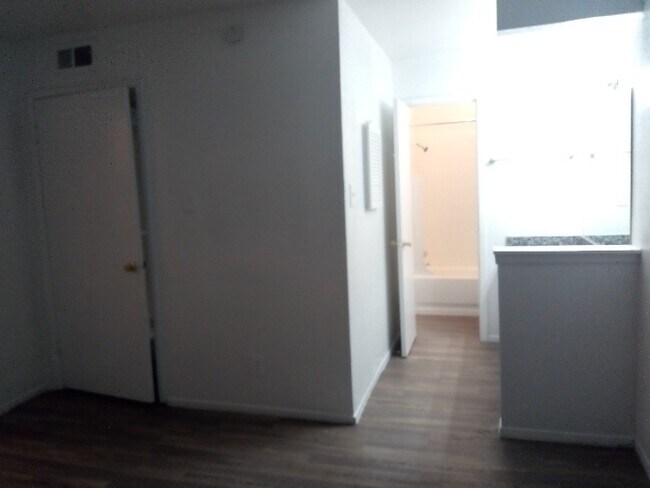 Building Photo - 2 bed/ 1.5 bath townhome