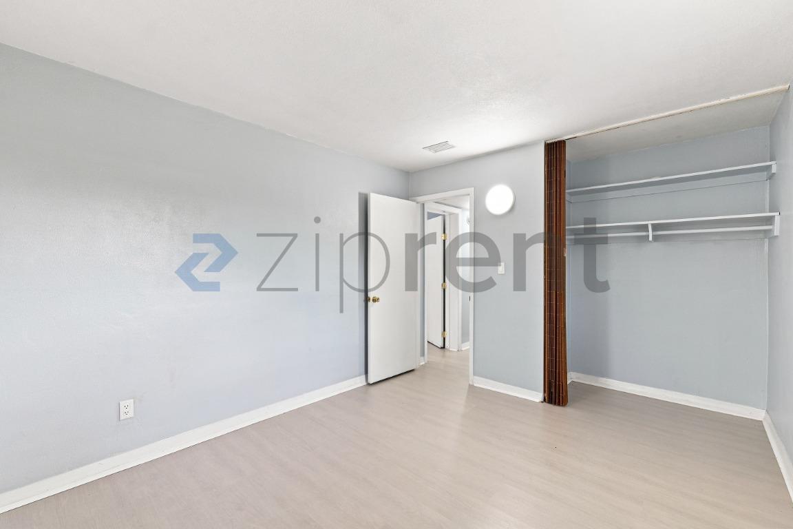 Building Photo - Unit